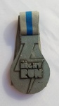 Medalha Colecionável Fila Night Run, patrocínios Ford/Band, metal; aprox. 9 x 5,5cm, acompanha fita, conforme fotos