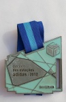 Medalha Colecionável Circuito das Estações Adidas, 2012 "Inverno", patrocínios Caixa/Net/Bayer...metal; aprox. 7,5 x 7,5cm, acompanha fita, conforme fotos