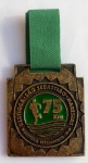 Medalha Colecionável Maratona Revezamento 25km 2010, Bertioga/São Sebastião/Maresias, patrocínios Ford/Band, metal; aprox. 7,5 x 6,5cm, acompanha fita, conforme fotos