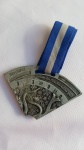 Medalha Colecionável Circuito das Estações Adidas, 2011 "Inverno", metal; aprox. 10 x 6,5cm, acompanha fita, conforme fotos
