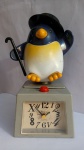 Relógio Decorativo Pinguim, falta tampa compartimento pilhas, conforme apresentado nas fotos; aprox. 22 x 11 x 10cm