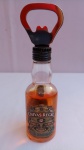Miniatura Garrafa Whisky Chivas Regal, abridor garrafas imantado; aprox. 12,5 x 3,5 x 4cm