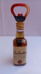 Miniatura Garrafa Whisky Ballantine´s, abridor garrafas imantado; aprox. 12,5 x 3,5 x 3,5cm