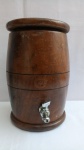 Tonel p/ Bebidas, Decorativo, executado em madeira c/ torneira metal; aprox. 25 x 18 x 20cm / peso aprox. 1.8kg, conforme fotos