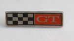 Automobília - Emblema GT Bandeira p/ Linha Ford Maverick, conforme fotos; aprox. 7 x 2 x 1cm