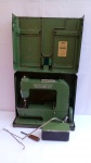 Antiga Máquina de Costura Portátil ELNA, conservada porém não testada, c/ maleta tonalidade verde, ferro; aprox. 30 x 35 x 17cm / peso aprox. 10kg Obs.: Consultar frete antes do lance