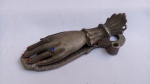Antigo Clipe Porta Papel, reportando formato mão, executado em metal banhado, rico em detalhes; aprox. 11,5 x 4 x 3cm
