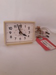 Relógio de mesa Elétrico Vintage, Americano, Westclox, funcionando, pequenas rachaduras, marcas do tempo; aprox. 9,5 x 7,5 x 6cm