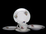 Jogo de porcelana inglês infantil composto por 5 peças sendo xícara e pires, pratinho raso, sopa e sobremesa fabricado pela porcelanaria RIDGWAYS, do início dos anos 30 em perfeito estado.