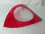 centro de mesa vidro bicolor em formato triangular na cor rubí, característico dos anos 70, mede 45 C x 33cm L. O centro côncavo é transparente. 22cm de diâmetro.
