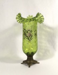 magnífico castiçal em vidro verde pintado a mão com motivos florais e o respectivo suporte em latão para vela medindo 39 cm de altura por 20 de lado em perfeito estado.