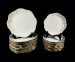conjunto de 24 pratos em porcelana Natural Ivory Fine Ironstone cor marfim com friso em ouro, sendo 12 rasos medindo 26 cm de diâmetro e 12 de sobremesa com 20 cm de diâmetro.