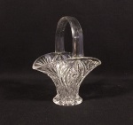 pequeno floreiro em vidro estampado com alça em forma de cesta medindo 20 cm de altura por 16 de comprimento e 12 de largura.