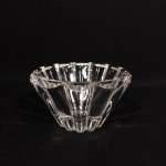 floreiro em cristal lapidado da cristaleria alemã Rosenthal fundada em 1879. Mede 7 cm de altura por 12 de diâmetro. Séc.20.