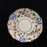 pires de chá em porcelana da manufatura portuguesa Vista Alegre do famoso modelo laçinhos dos anos 50, medindo 15 cm de diâmetro