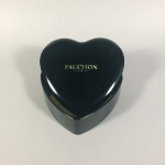 caixa de lata no formato de coração da famosa doceria Fauchon francesa medindo 4 cm de altura por 12 de lado.