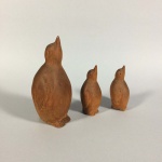 lote de 3 pinguins de coleção em madeira formando uma família tendo o maior 12 cm de altura e os 2 menores 7 de altura. Assinado na base dos 3 Tileman II Chile.