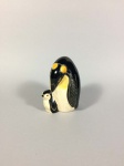mamãe e filhote pinguins de coleção em cerâmica vitrificada tendo 7 de altura por 6 de comprimento e 4 de largura assinado "22" na base.