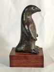 escultura de pinguim em bronze assinada A. Malmud medindo 24 cm de altura por 13 de comprimento por 10 de largura. Peso 1.700 gr.