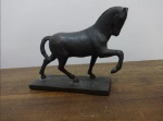Escultura em bronze representando um cavalo, produzida pelo escultor Galileo Emendabili. Assinada. Altura aproximada: 14 cm. Escultor com grande reconhecimento no país.