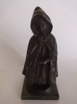 Antiga escultura em bronze representando uma mulher rezando, segurando um terço. Excelente fundição com riqueza nos detalhes. Sem assinatura ou marca aparente. Base em granito. Altura aproximada incluindo a base: 30,5 cm.