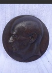 Escultura em bronze representando o busto do filósofo francês Auguste Comte. Diâmetro aproximado: 16 cm. Assinada. Escultor: Ferdinand Taluet. Possui uma entrância na parte de trás que permite a sua fixação na parede ou em outra superfície. Escultor com grande reconhecimento mundial.