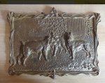 Escultura em bronze representando cachorros. Excelente fundição com riqueza de detalhes. Sem assinatura ou marca aparente. Dimensões aproximadas: 27 cm X 22 cm.