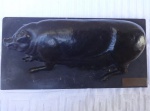 Escultura em bronze representando uma porca deitada. Fundição com riqueza de detalhes. Base em granito. Dimensões aproximadas da base: 45 cm X 22 cm. Possui uma placa metálica afixada na base de granito com dedicatória datada de `4-9-59`. 