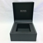HUGO BOSS - Elegante caixa para relógios, emborrachada, com logomarca na parte externa e interna. Perfeito estado de conservação. Sistema de abertura e fechamento sob pressão. Dimensões: 9 cm x 12 cm x 12 cm.