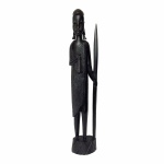 Arte Africana - Antiga estatueta em madeira nobre esculpida representando Nativa de tribo Africana, segurando ferramenta e utensílio de caça. Dimensões: 35 cm de altura.