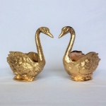 Casal de lindos  cisnes em metal prateado e bronze, revestidos de dourado.  Antigos e ricos em detalhes. Dimensões: A 14 cm x  C 16 cm x L 7 cm.