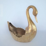 Elegante e antiga  floreira em forma de Cisne em bronze  polido. Belíssima curvatura. Exemplar em excelente estado de conservação. Dimensões: 27 cm x 29 cm x 12 cm.