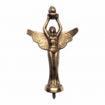 Estatueta em bronze representando figura feminina com asas,  braços estendidos para cima segurando tocha. Dimensões: 14 cm x 8 cm.