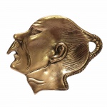 Antiga salva oriental em bronze maciço no formato de rosto de Samurai, rico em detalhes, apoiada por 3 pés curtos. Dimensões: 15 cm x 13 cm x 2 cm.