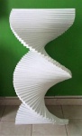 Escultura Helicoidal em madeira na cor branca estilo Ascânio MMM medindo 1 metro x 50 cm de largura. Arte cinética, estrutura reforçada, belíssimo exemplar.
