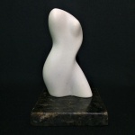 Bela estatueta em pó de mármore representando dorso feminino. Estilo contemporâneo, base em granito. Exemplar em perfeito estado de conservação. Dimensões: 16 cm altura. Base 10 cm x 10 cm.