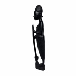 Arte Africana - Antiga estatueta em madeira nobre esculpida representando Nativa de tribo Africana, moendo alimento  no pilão. Dimensões: 37 cm de altura.