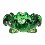 Exuberante centro de mesa em vidro Murano translúcido no tom verde Esmeralda. Bordas onduladas, exemplar perfeito. Dimensões: 21 cm diâmetro x 9 cm altura.