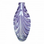 Elegante Vaso Murano  translúcido ornamentado por linhas onduladas nas cores branco e violeta.  Perfeito estado de conservação. Dimensões: 31 cm altura.