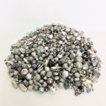Miçangas, pingentes e fechos para confecção de bijuterias feito de material sintético e metal prateado de diversos formatos e tamanhos. Aproximadamente 2 Kg.