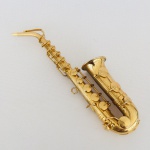 Saxofone em metal dourado e polido, de coleção, rico em detalhes. Exemplar em excelente estado de conservação. Dimensões: 15 cm comprimento.