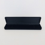 Belo estojo de veludo  para canetas de Luxo na cor preta. Abertura sobre pressão. Dimensões: 18 cm x 6 cm x 3 cm.