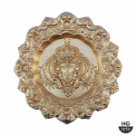 Antigo medalhão em metal repuxado com pátina dourada, ostentando Brasão de Armas de D. João IV ( O chamado "Escudo da Restauração"). Nota-se o formato do escudo (peninsular), a coroa fechada e a cartela decorativa, característica do século XVII. Exemplar em excelente estado de conservação. Dimensões: 32 cm de diâmetro.