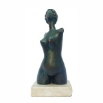 Gilda Prieto - Belíssima estatueta em bronze com pátina natural e base em  mármore representando figura feminina.Exemplar assinado e enumerado. Presença de bicados na base.Dimensões: 21 cm x 9 cm x 9 cm.