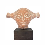 GALERIA AKTUELL - Escultura em terracota representado busto feminino com com base em madeira nobre. Numeração 14 / 100.  Exemplar de coleção e em perfeito estado de conservação. Dimensões: 16 cm x 17 cm x 11 cm.