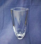 Elegante vaso em bloco de Cristal, estilo contemporâneo. Exemplar possivelmente Europeu e em perfeito estado de conservação. Dimensões: 25 cm x 12 cm.