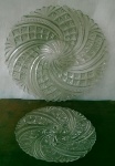 Dois pratos de bolo em vidro trabalhado.  (20 x 3 )   ( 30 x 3 )