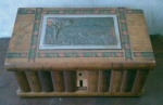 Antiga caixa com placa em bronze.    23 x 13 x 11