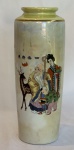 BELÍSSIMO E ANTIGO VASO DE PORCELANA ORIENTAL , DISCRETO DESGASTE NA PINTURA EM OURO DA PARTE INTERNA BORDA. PEÇA NUMERADA 1038 NA BASE. MEDINDO 28 CM ALT.