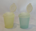 TUPPERWARE- LOTE CONTENDO 2 SALEIROS/PIMENTEIROS EM PERFEITO ESTADO. MEDINDO 6 CM ALT.